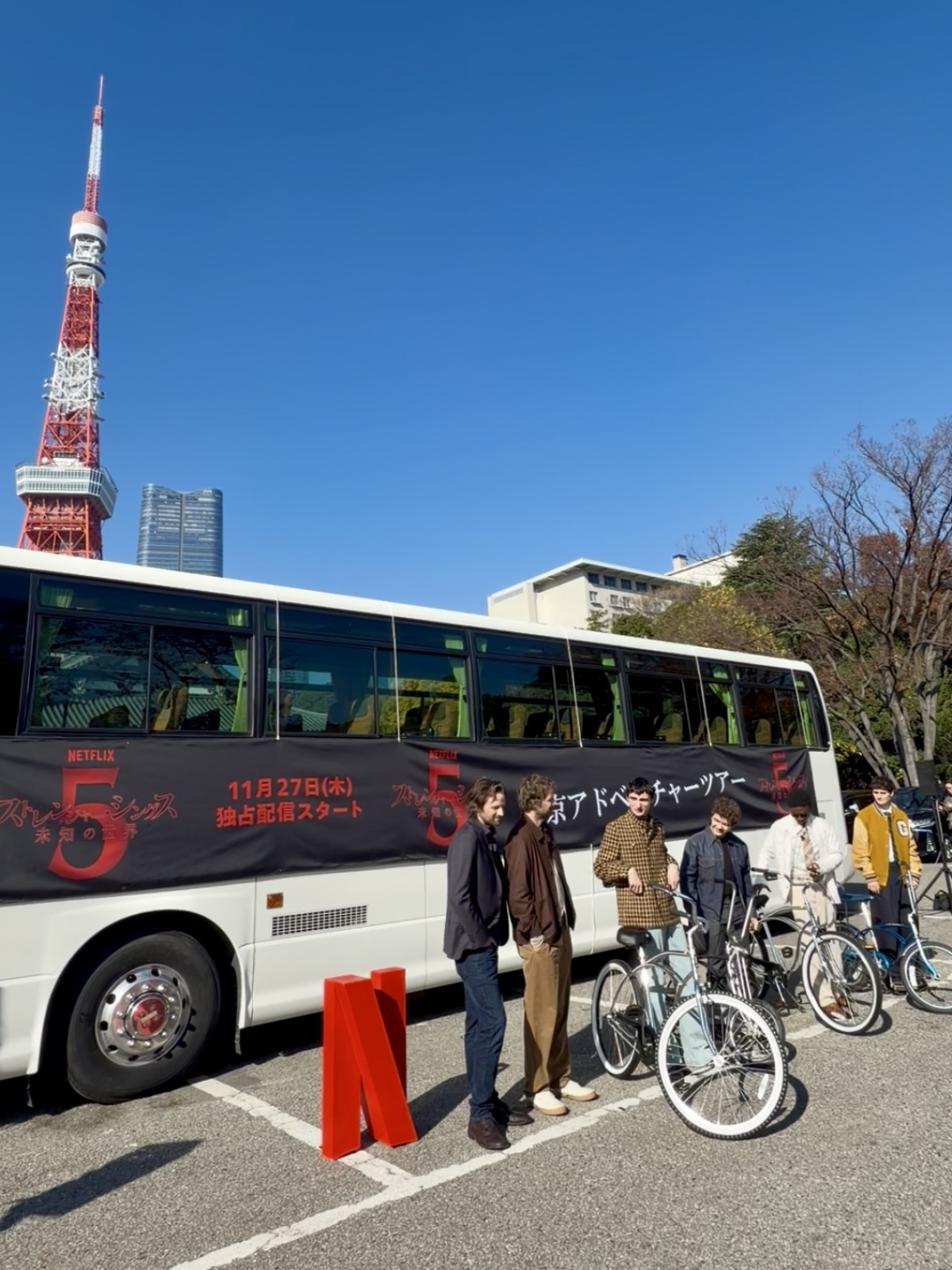 『ストレンジャー・シングス』キャスト4人＆ダファー兄弟が来日！　増上寺→中野で日本を満喫