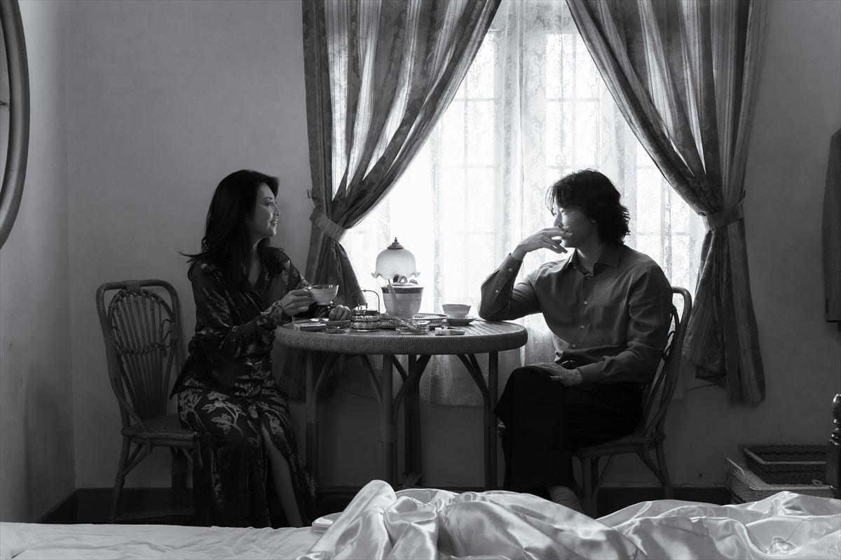 『星と月は天の穴』田中麗奈が娼婦役で切り開く新境地！　主演・綾野剛への愛と執念を体現　場面写真解禁