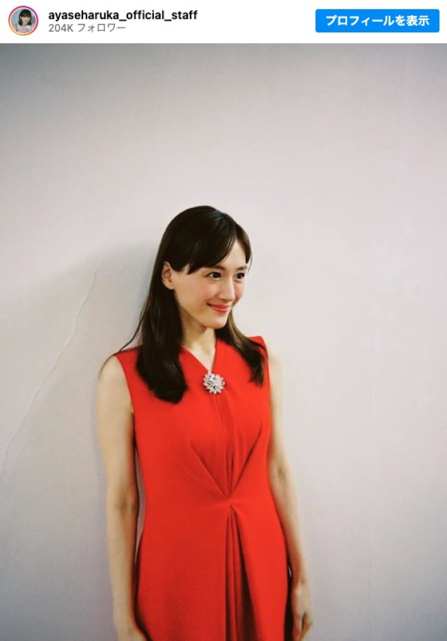綾瀬はるかの“紅白オフショット”　※「綾瀬はるか official staff」インスタグラム