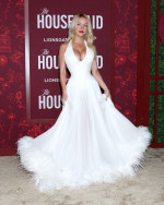 豊胸疑惑を否定したシドニー・スウィーニー、純白の大胆ドレスで登場