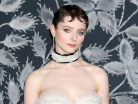 トーマシン・マッケンジー、新作プレミアで輝くドレス姿