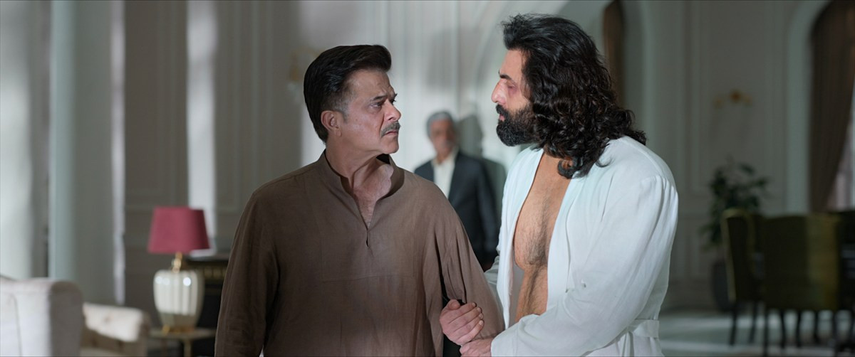 賛否両論を呼んだインドのバイオレンス・アクション『ANIMAL』、来年2月13日公開決定　ポスタービジュアルと場面写真が解禁