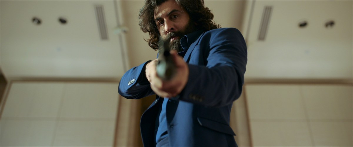 賛否両論を呼んだインドのバイオレンス・アクション『ANIMAL』、来年2月13日公開決定　ポスタービジュアルと場面写真が解禁