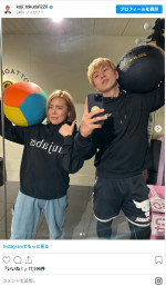 2人ともかっこいい！　元ブルゾンちえみwithBの金髪2ショット　※「コージ・トクダ」インスタグラム