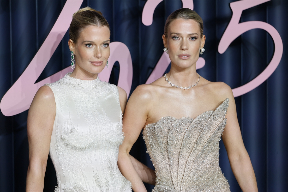 ダイアナ妃の双子の姪、レディ・アメリア・スペンサー（右）＆レディ・エリザ・スペンサー（左）姉妹が輝くドレス姿を披露