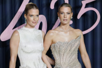 ダイアナ妃の双子の姪、レディ・アメリア・スペンサー（右）＆レディ・エリザ・スペンサー（左）姉妹が輝くドレス姿を披露