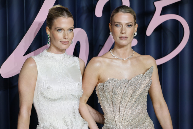 ダイアナ妃の双子の姪、レディ・アメリア・スペンサー（右）＆レディ・エリザ・スペンサー（左）姉妹が輝くドレス姿を披露