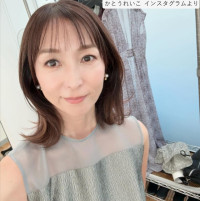 伝説のグラビアクイーン・かとうれいこ56歳、ノースリーブ×シースルー姿で美スタイル全開！　「若すぎる」「可愛い」
