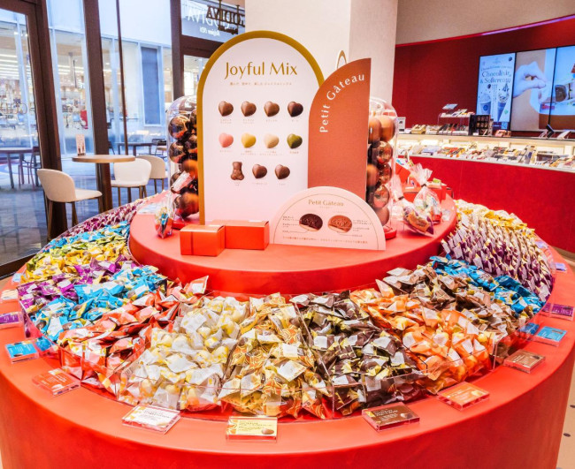 「ゴディバ」の新スタイルショップがすてき！　チョコを自由に組み合わせできる“量り売り”スタイル