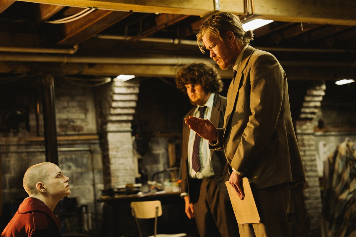 ランティモス新作『ブゴニア』、誘拐劇の始まりや養蜂する誘拐犯など奇想天外な場面写真が一挙解禁