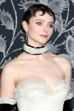 トーマシン・マッケンジー、新作プレミアで輝くドレス姿