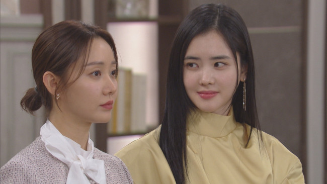 ク・ハナ役のハン・グル、セヨン役のパク・リウォン