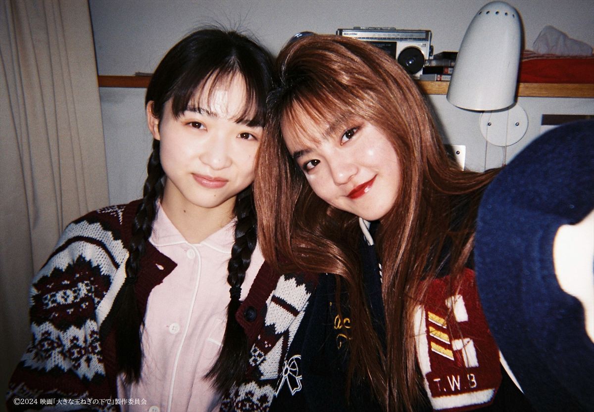 神尾楓珠＆桜田ひよりらがお互いをパシャリ！　『大きな玉ねぎの下で』“エモいい”オフショ一挙解禁