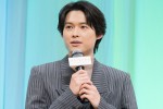 『ファーストキス 1ST KISS』完成披露舞台あいさつに登壇した松村北斗
