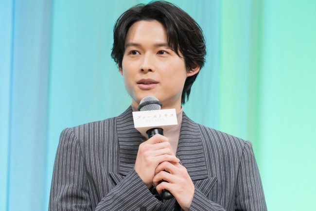 『ファーストキス 1ST KISS』完成披露舞台あいさつに登壇した松村北斗