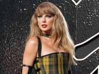 テイラー・スウィフトがデートで着用のハートネックレス、巨大ダイヤに見えてお値段25000円以下