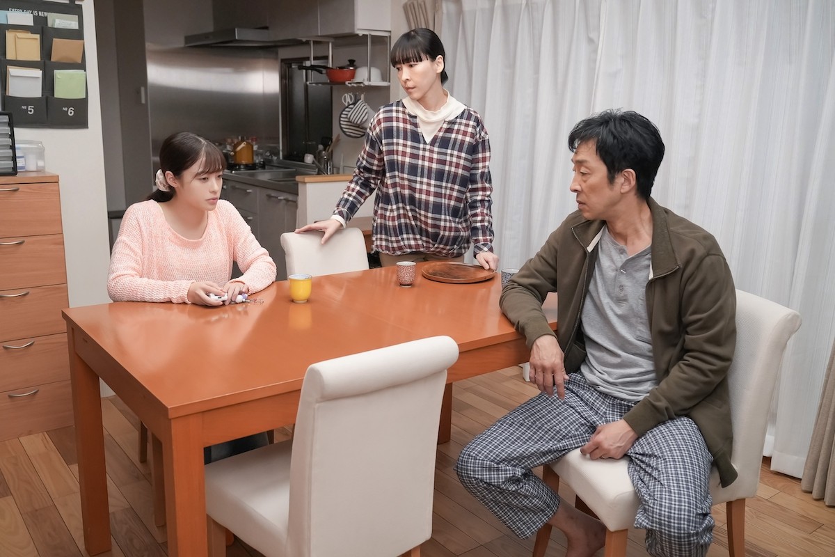 明日の『おむすび』“結”橋本環奈、テレビで東日本大震災の発生を知る