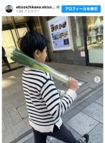 ネギを担いで歩く市川新之助　※「市川團十郎」インスタグラム