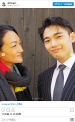 冨永章胤、スーツ姿で母・愛と2ショット　※「冨永章胤」インスタグラム