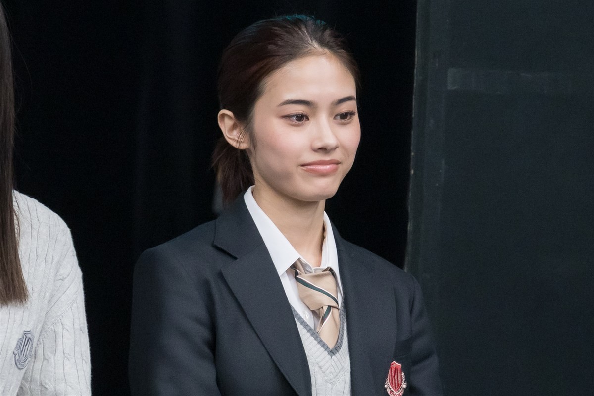 松坂桃李＆吉岡里帆、生徒役・奥平大兼の暴露に「見られてる（笑）」「恥ずかしい」