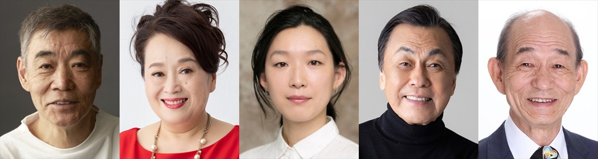 『また本日も休診~山医者のうた~』に出演する(左から)柄本明、渡辺えり、江口のりこ、佐藤B作、笹野高史