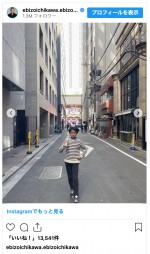 ネギを担いで歩く市川新之助　※「市川團十郎」インスタグラム