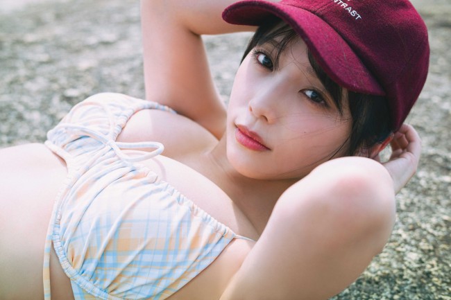 写真）乃木坂46・与田祐希、チェック柄水着で巨岩に寝転ぶ「大自然が