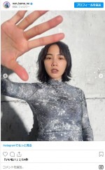 のん、スタイリッシュなミニスカ＆ロングブーツ姿　※「のん」インスタグラム