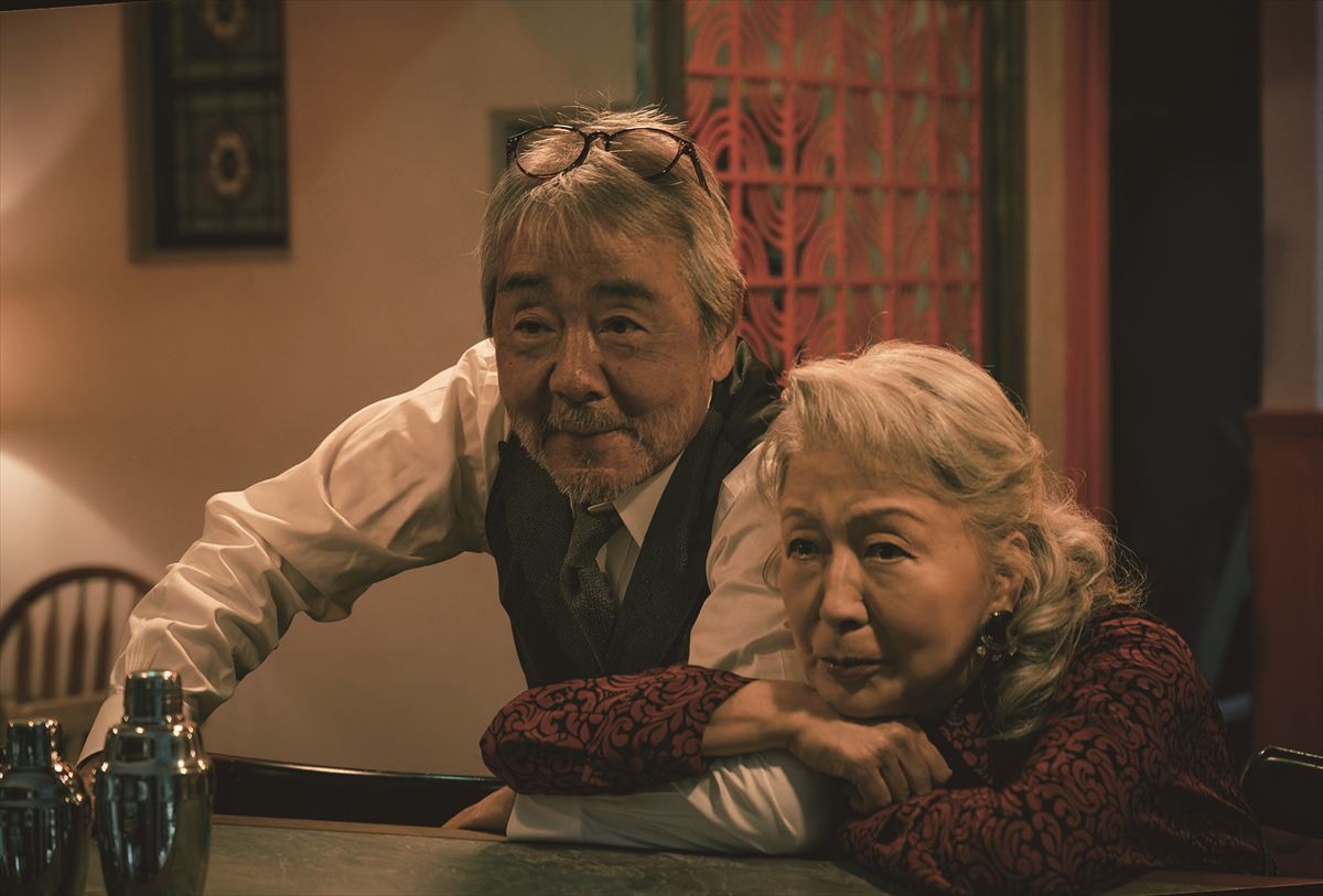 草笛光子91歳、「とにかく絵になる」と監督絶賛！　『アンジーのBARで逢いましょう』場面写真解禁