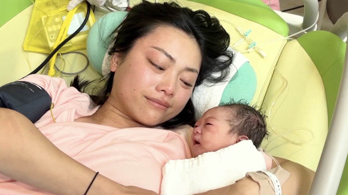 2度の流産と不妊治療乗り越え　人気芸人妻の出産に涙