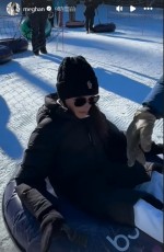 メーガン妃、ヘンリー王子の声援を受け泣く泣くスノーチュービングに挑戦※「Meghan，Duchess of Sussex」インスタグラム