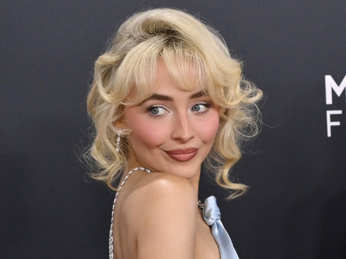 サブリナ・カーペンターがキュートなネイル公開