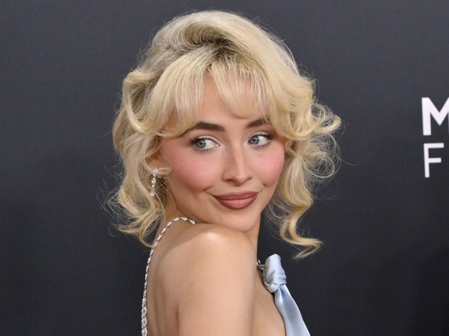 サブリナ・カーペンターがキュートなネイル公開