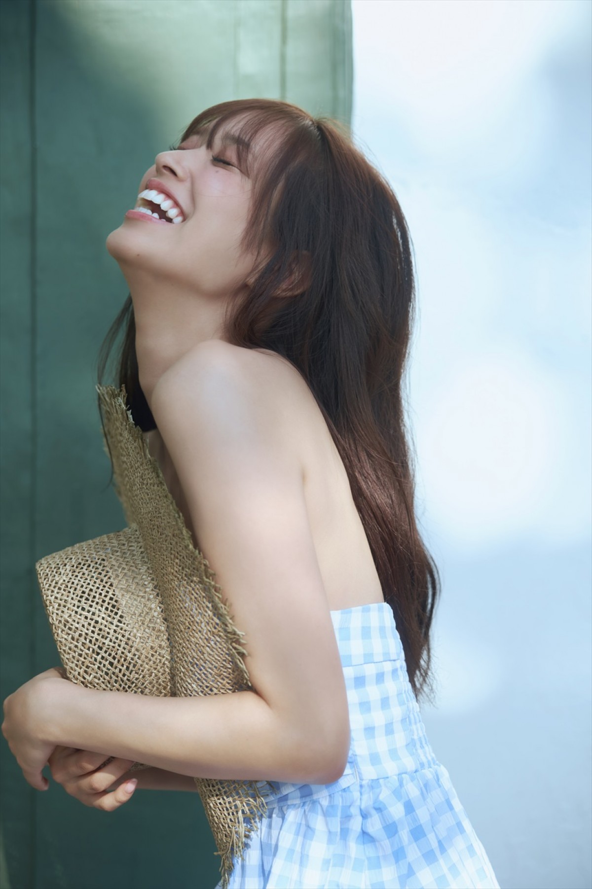 日向坂46・佐々木久美、自然感じる艶やかな赤ワンピカット　1st写真集先行カット第5弾公開