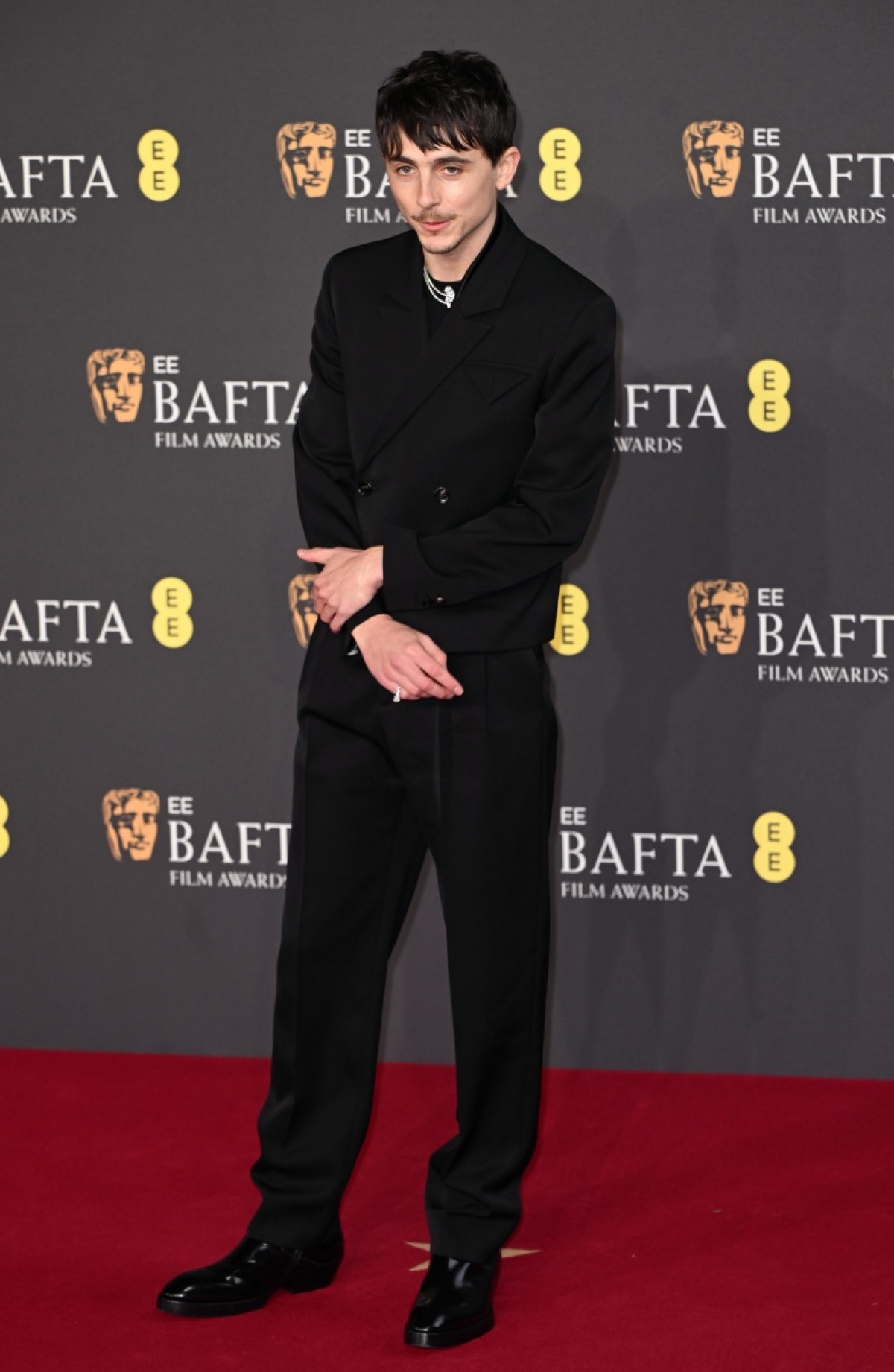 アリアナ・グランデ＆セレーナ・ゴメスら、豪華に着飾ったセレブが登場＜英国アカデミー賞＞