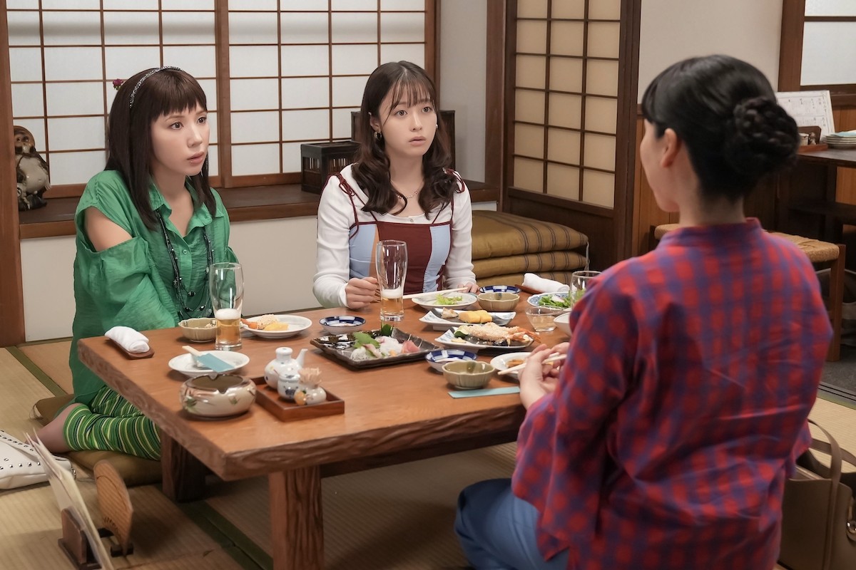 明日の『おむすび』“結”橋本環奈、母“愛子”麻生久美子が男性と歩いていたことを知る