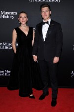 スカーレット・ヨハンソン＆コリン・ジョスト、SNL記念特番のレッドカーペットでラブラブツーショット