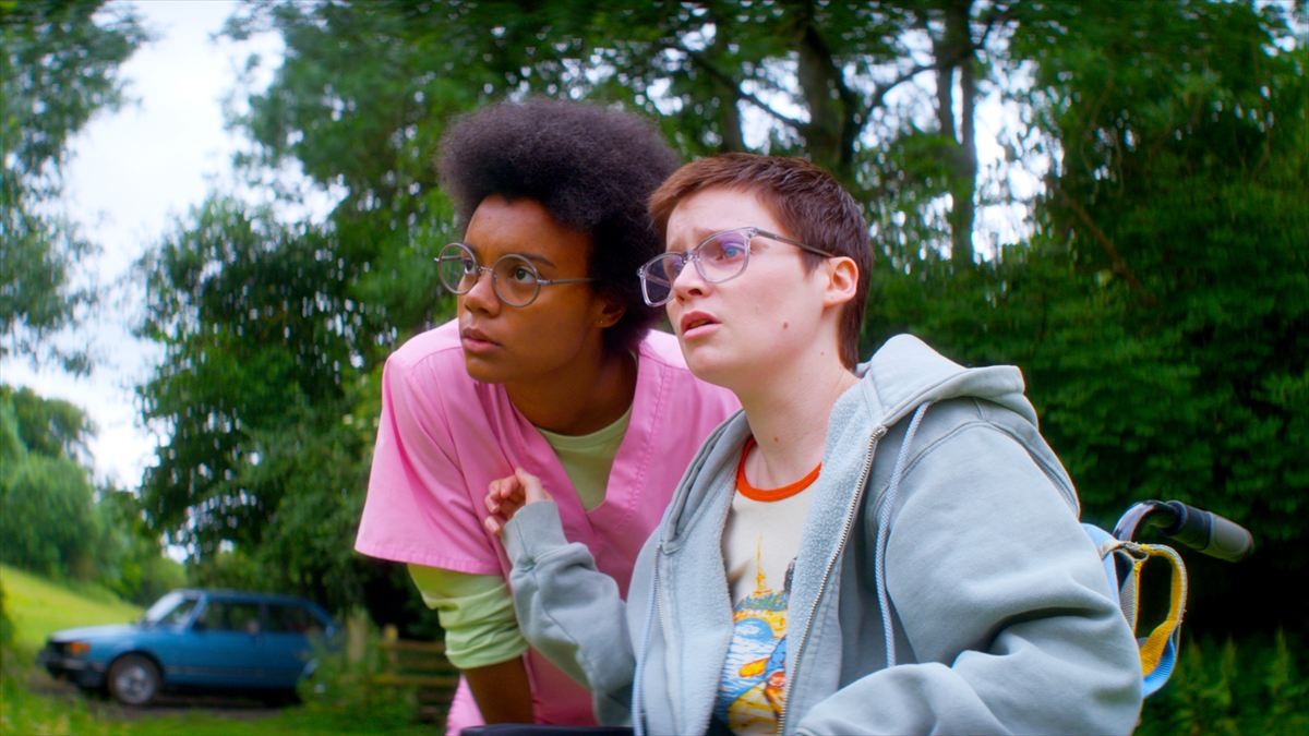 A24『終わりの鳥』世にも奇妙な鳥“デス”が余命わずかな少女のもとに――新場面写真公開