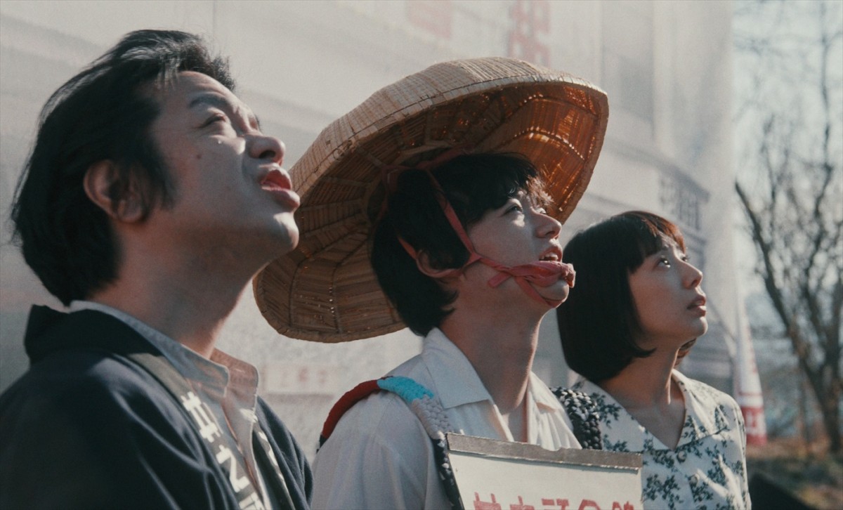 染谷将太と銀杏BOYZ・峯田和伸が兄弟に！　映画『BAUS 映画から船出した映画館』本予告＆新場面写真解禁