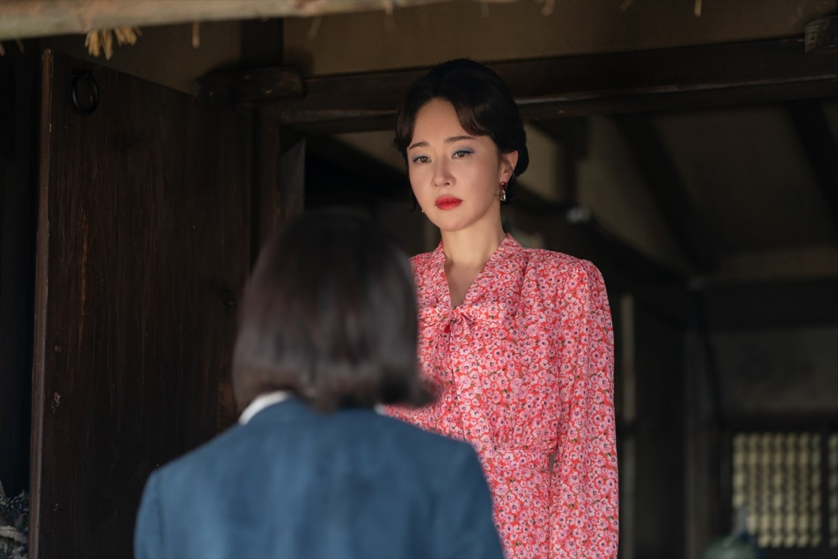 IU×パク・ボゴム初共演！　Netflixドラマ『おつかれさま』本予告＆場面写真解禁
