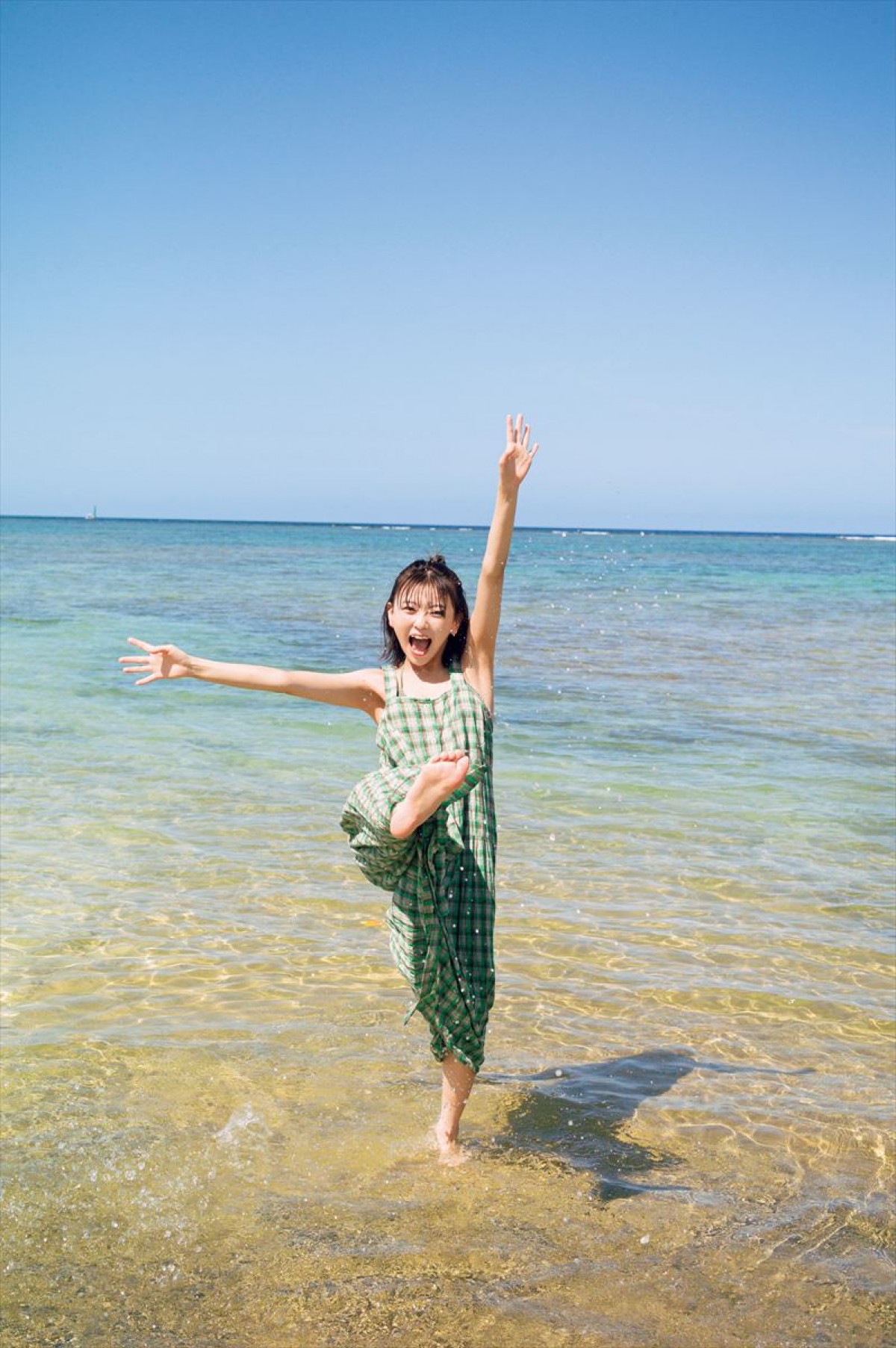 SNS総フォロワー数66万人超え美女、今までにないドキッとするカットも　1st写真集より誌面カット公開