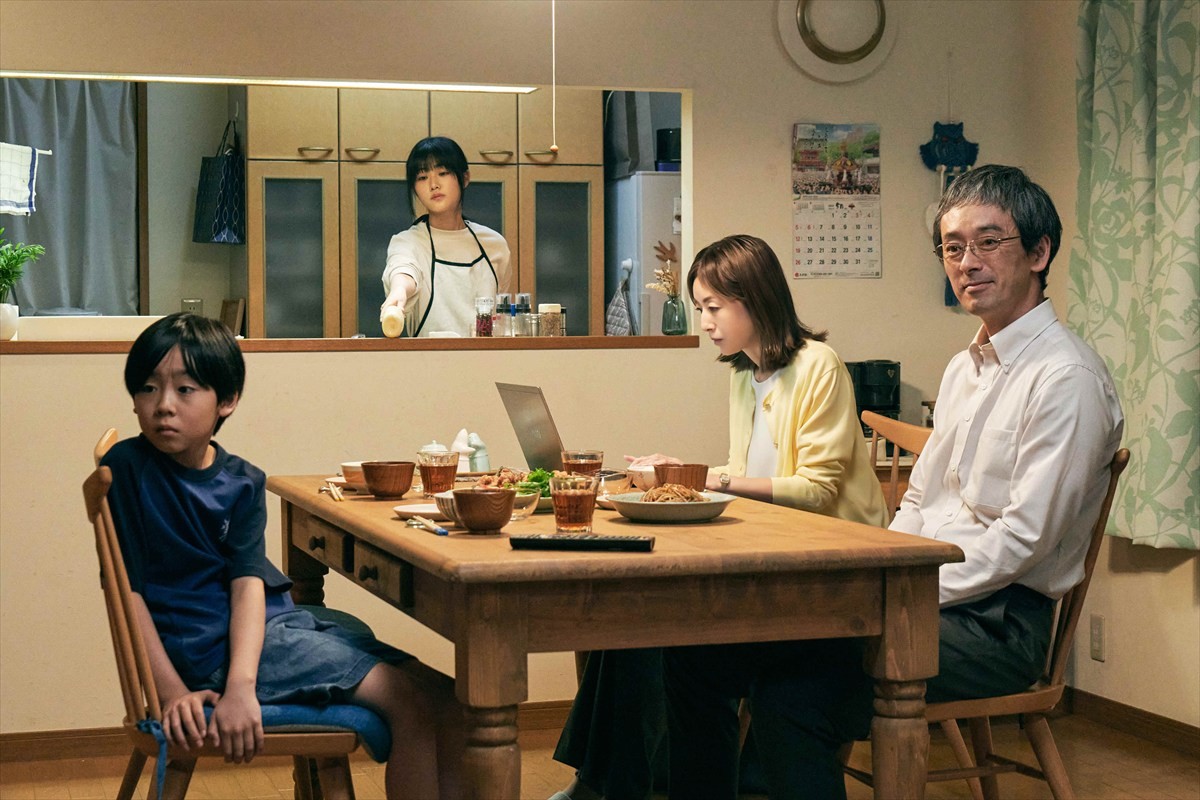 『見える子ちゃん』主人公・原菜乃華を見守る大人キャストに滝藤賢一・高岡早紀・堀田茜が決定！