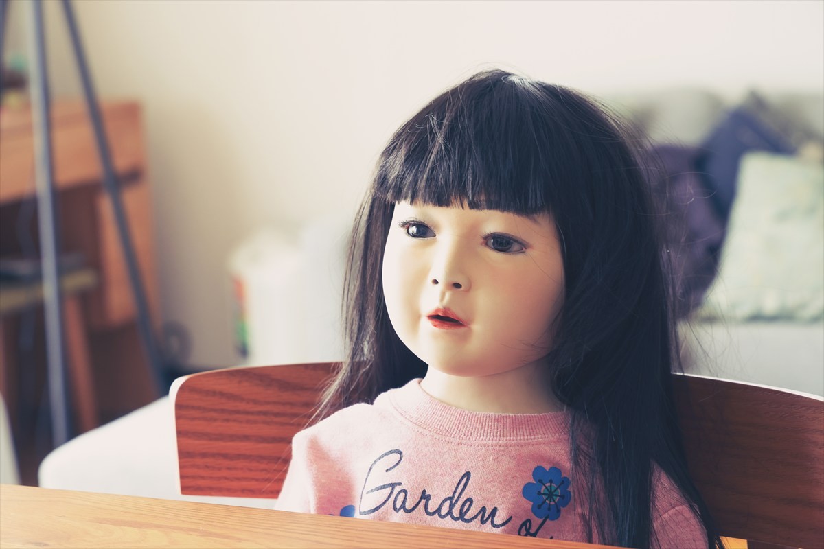 長澤まさみ＆瀬戸康史、人形をベビーカーに乗せてほほえむ　『ドールハウス』ゾクゾクが止まらない…場面写真13点一挙解禁