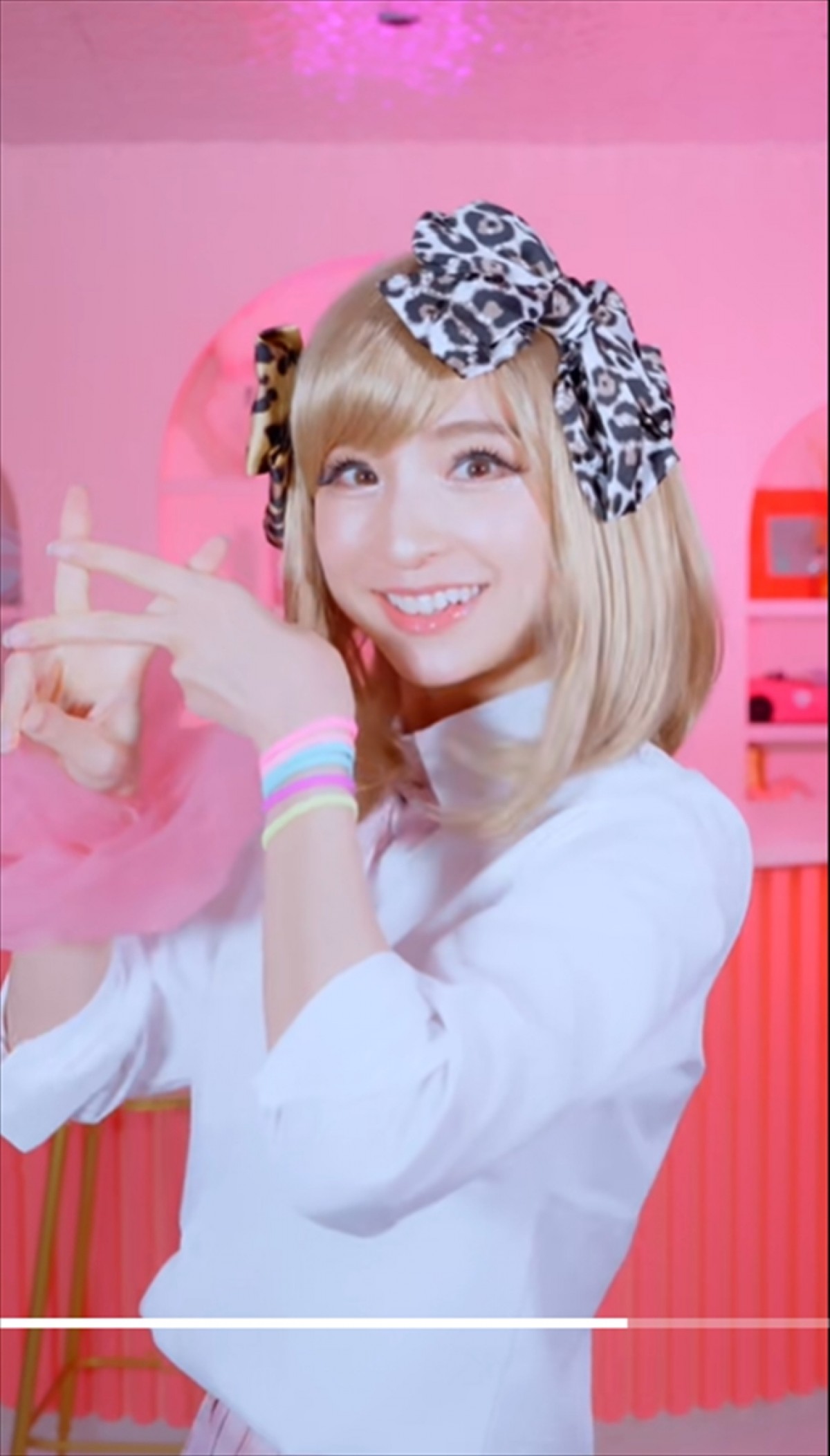 篠田麻里子39歳、“金髪ギャル”に変身「マジで可愛い」「制服似合う」「別人みたい」