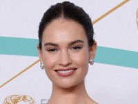 リリー・ジェームズ、ブラ＆お腹チラ見せルックでクロエのショーに来場