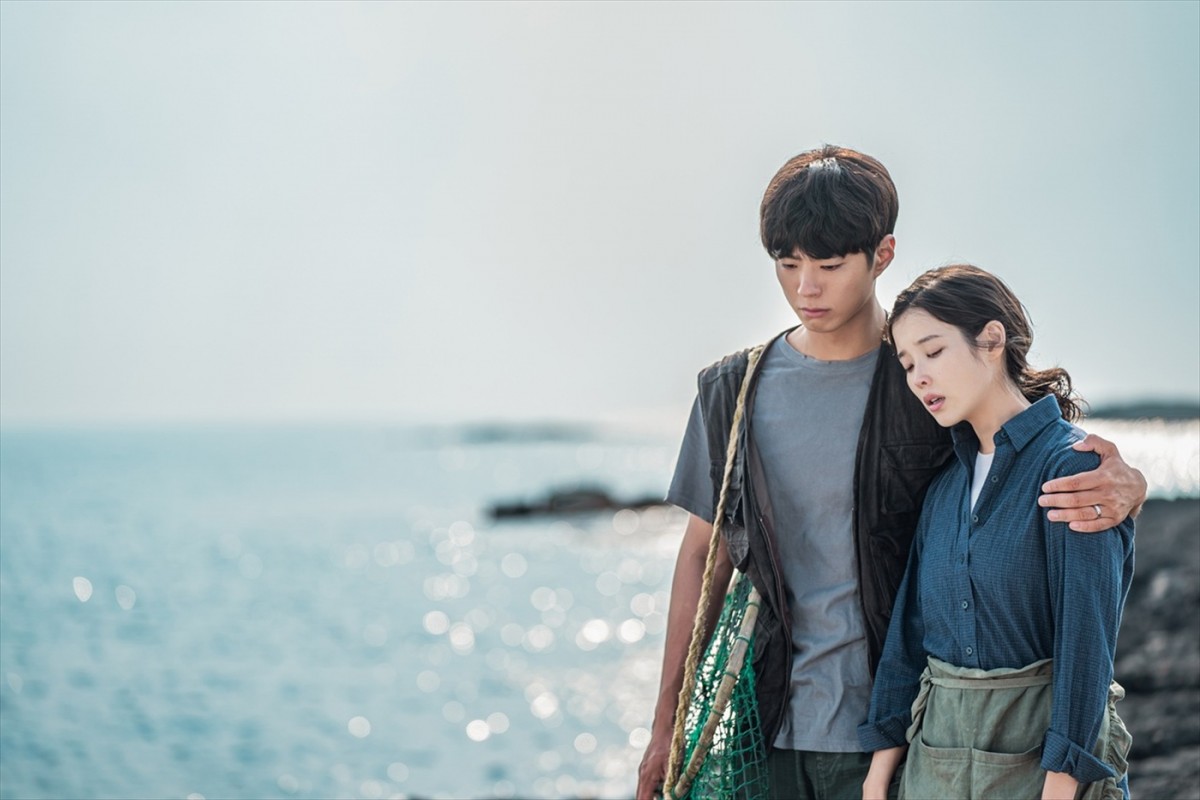 IU×パク・ボゴム『おつかれさま』、愛にあふれる人生の軌跡を映し出した最新予告解禁　“夏”を感じるキーアートも！