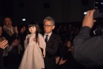 映画『ドールハウス』ポルト国際映画祭で上映後スタンディングオベーションに応える矢口史靖監督＆“アヤ”人形