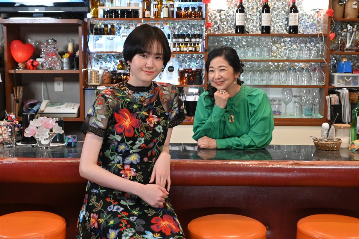 土ドラ特別企画『介護スナックベルサイユ』より(左から)尾碕真花、宮崎美子