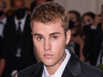 「自滅モード」心配されるジャスティン・ビーバーが、妻と無表情で立ち去る姿をキャッチされる