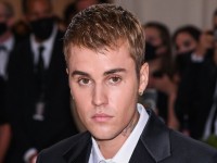 「自滅モード」心配されるジャスティン・ビーバーが、妻と無表情で立ち去る姿をキャッチされる